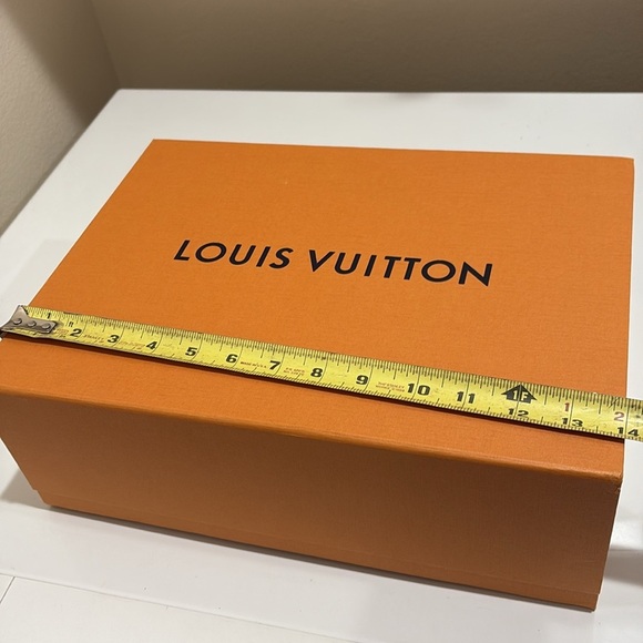 Louis Vuitton Large Magnetic Closure Box with Dust Cloth—New Condition!! - Picture 4 of 9